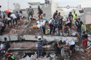 voluntarios-civiles-retirando-escombro-durante-el-sismo-del-19-de-septiembre-2017-en-la-ciudad-de-México-1-1024x683