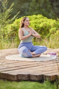 Tres beneficios del yoga en la era del burnout laboral