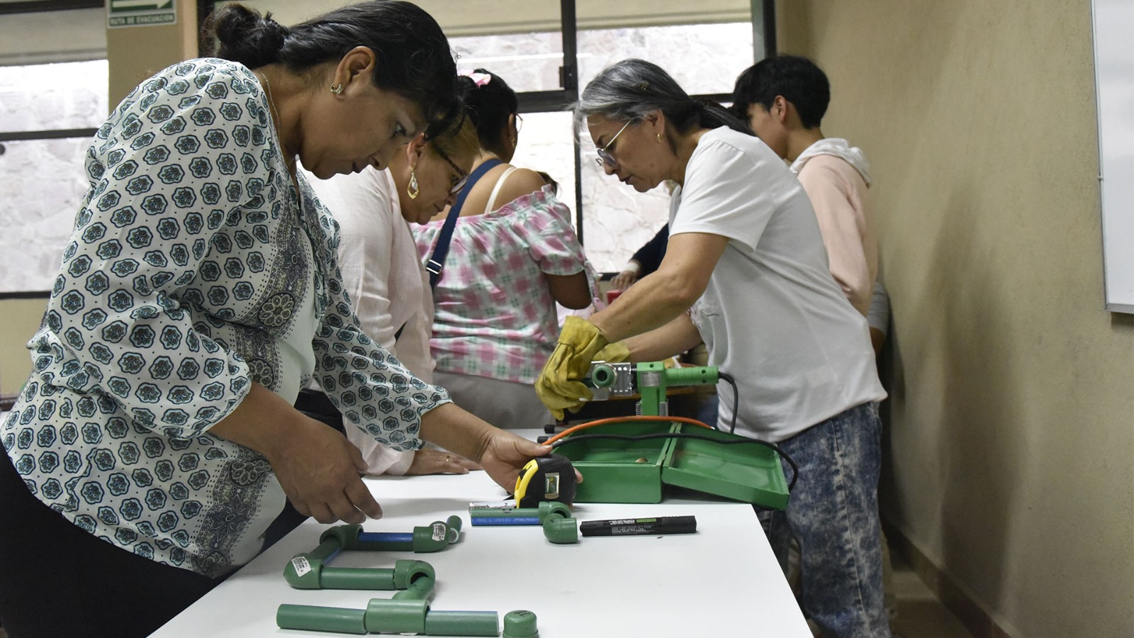 Programa Mujeres Plomeras capacita a mexiquenses de Ecatepec, Tlalnepantla y Valle de Bravo