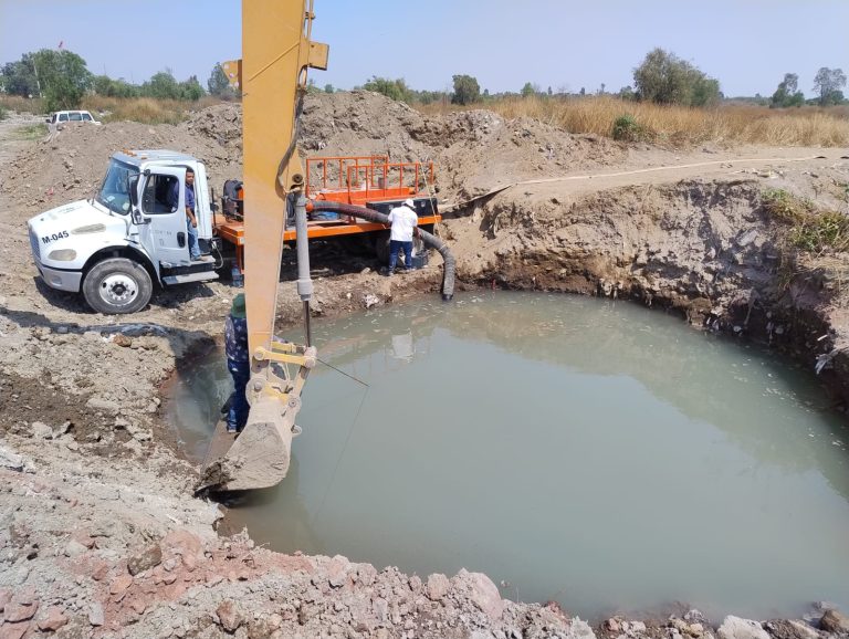 Contiene CAEM fuga en el Macrocircuito a la altura del municipio de Nezahualcóyotl y avanza en su reparación