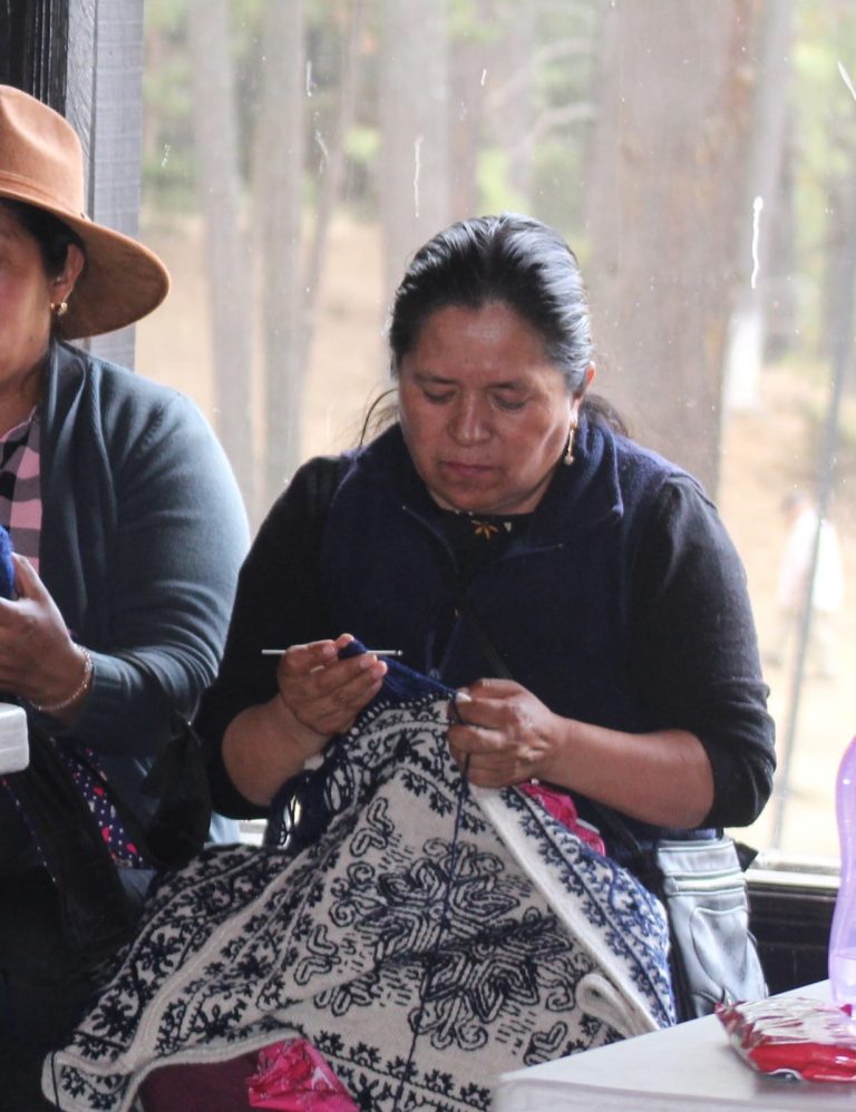 Manos mexiquenses tejen y bordan el quexquémetl; tradicional prenda de vestir de origen prehispánico