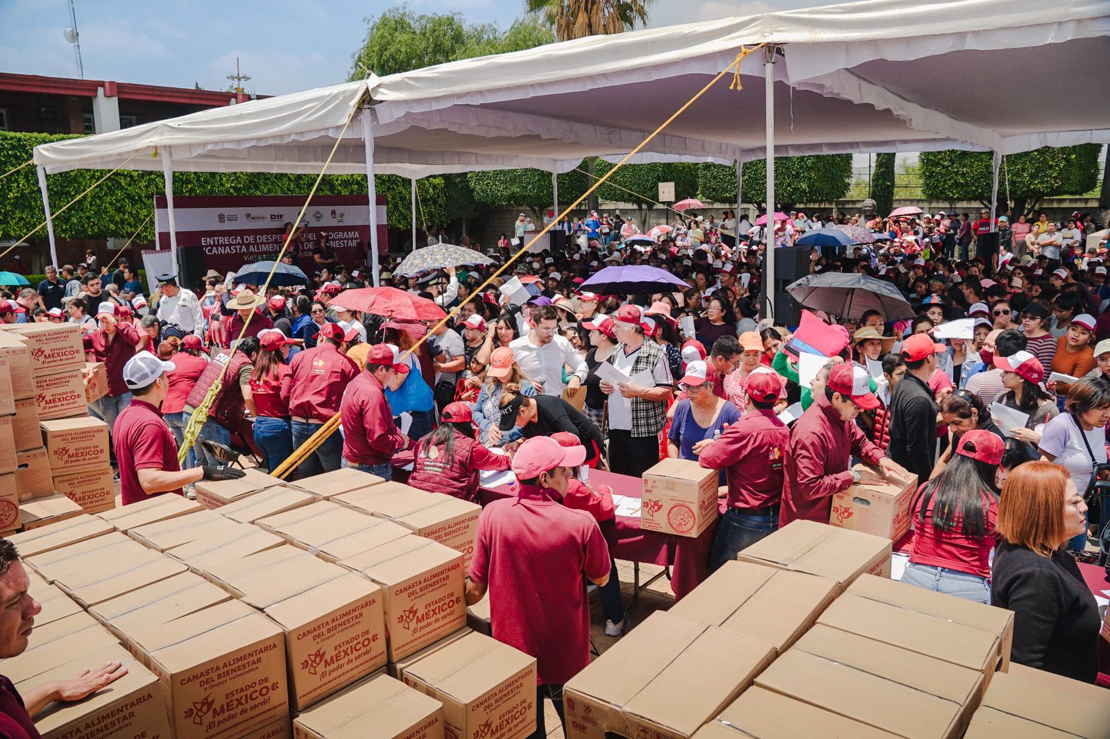 Gobierno de Delfina Gómez Álvarez entrega más de 3 mil canastas alimentarias en Valle de Chalco y Toluca