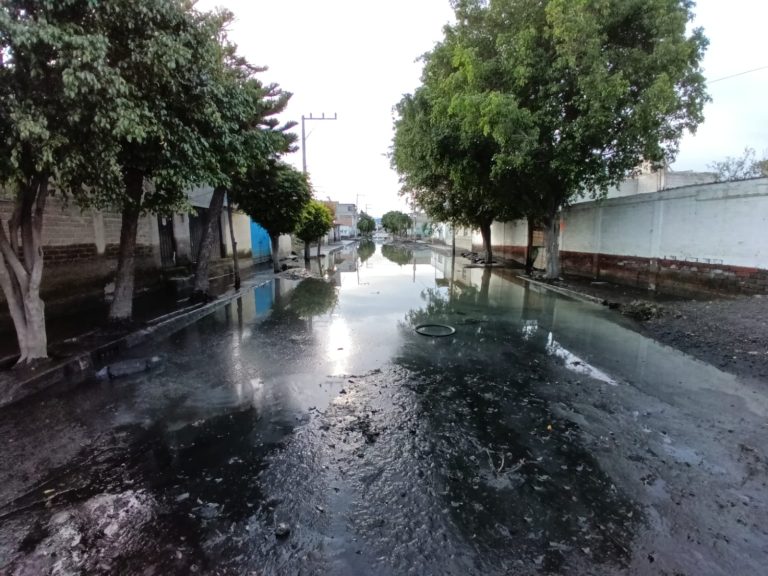 Bajan niveles de agua en Chalco; equipos técnicos trabajan en las últimas siete calles con anegaciones