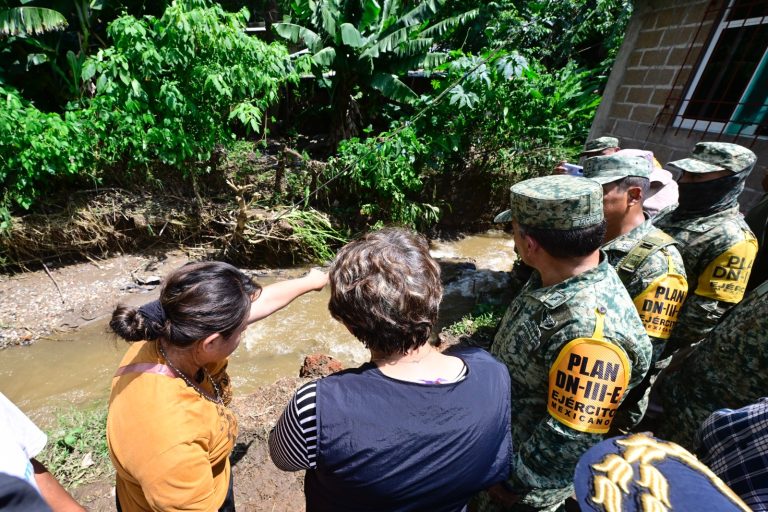 Gobernadora Delfina Gómez Álvarez recorre Tejupilco; anuncia plan de reubicación de viviendas dañadas por el desbordamiento del Río Rincón de López