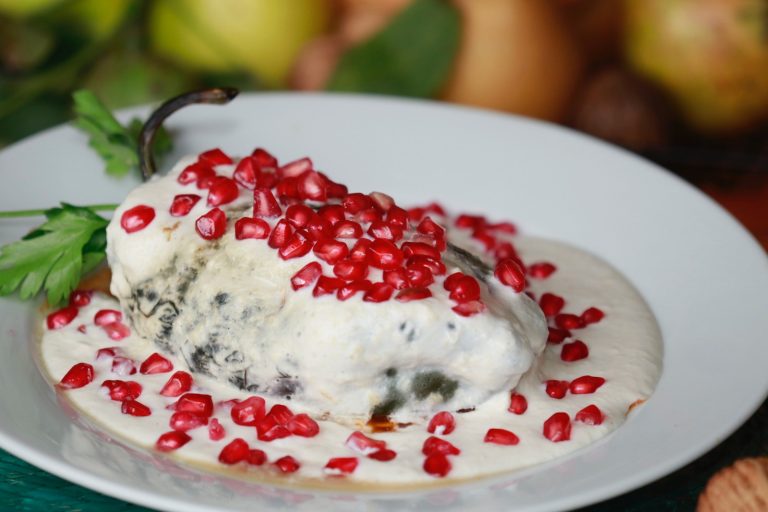 Llegan los chiles en nogada al EdoMéx; cocineras tradicionales comparten sus secretos culinarios