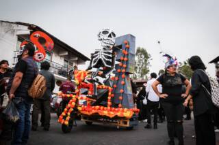 Invaden carros alegóricos el Festival de las Almas 2024 durante el tradicional paseo Catrín Valle