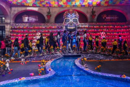 Ofrenda Monumental EdoMéx 2024 rompe récord con 2 mil asistentes; estará abierta hasta el 4 de noviembre en Palacio de Gobierno en Toluca