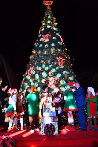 Fomenta DIFEM la unidad, la paz y la esperanza en las familias mexiquenses con el tradicional encendido del Árbol de Navidad