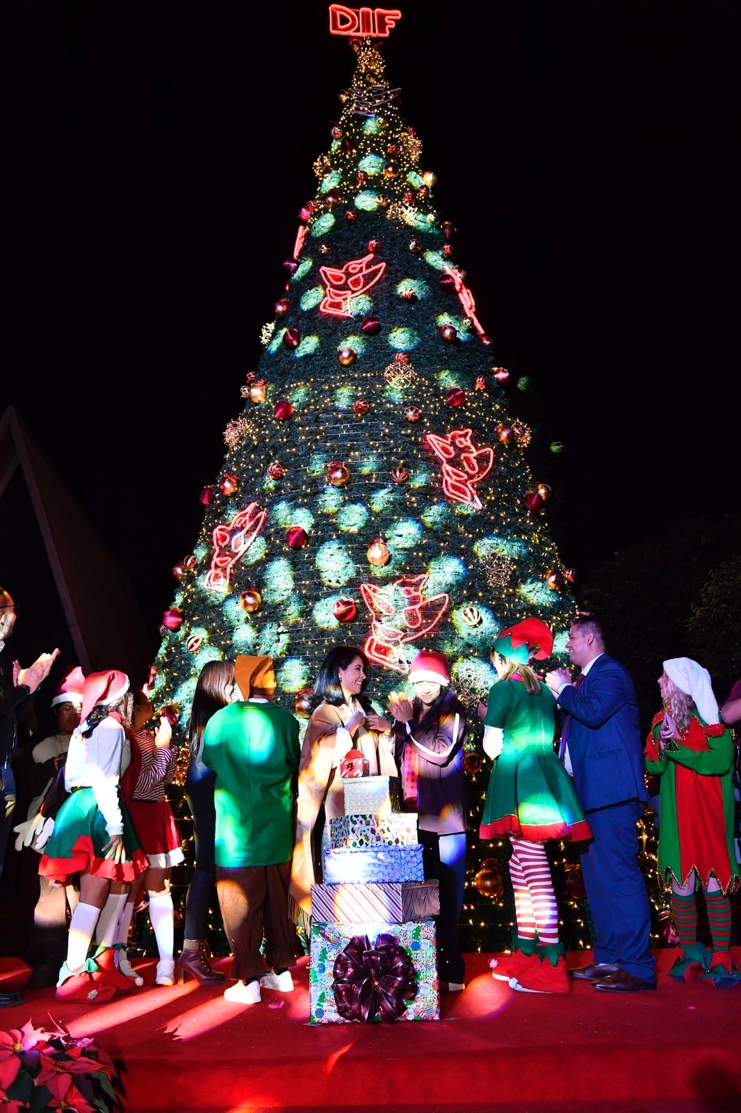 Fomenta DIFEM la unidad, la paz y la esperanza en las familias mexiquenses con el tradicional encendido del Árbol de Navidad