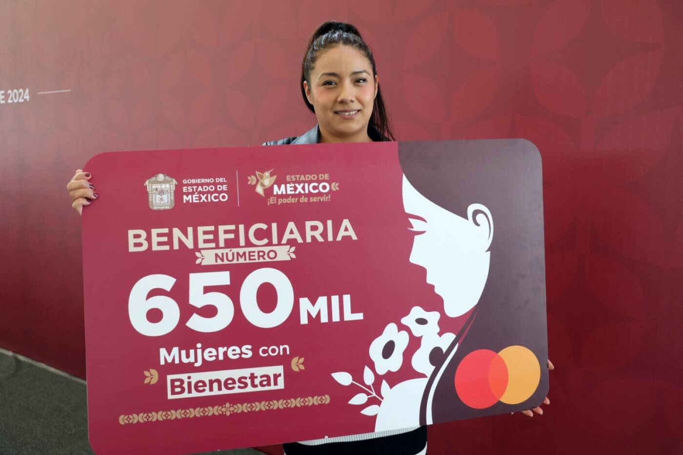 La Gobernadora Delfina Gómez Álvarez entrega la tarjeta 650 mil del programa “Mujeres con Bienestar”