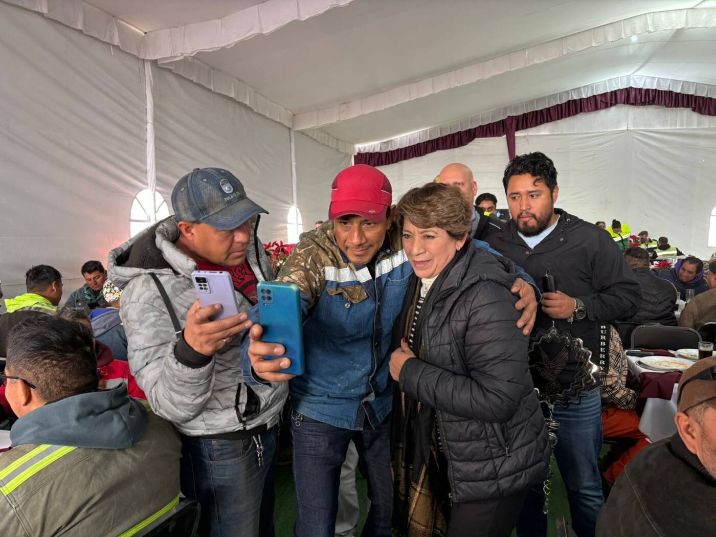 Convive Gobernadora Delfina Gómez Álvarez con trabajadores de la obra Trolebús Chalco-Santa Martha; supervisa avances con la Presidenta Claudia Sheinbaum Pardo