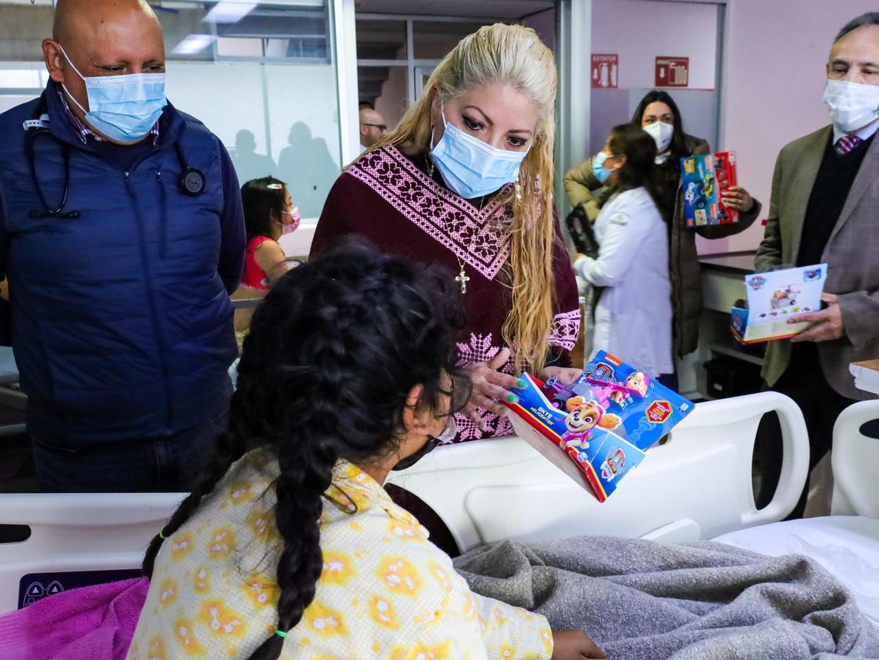 Entrega Secretaría de Salud juguetes en unidades médicas con motivo del Día de Reyes