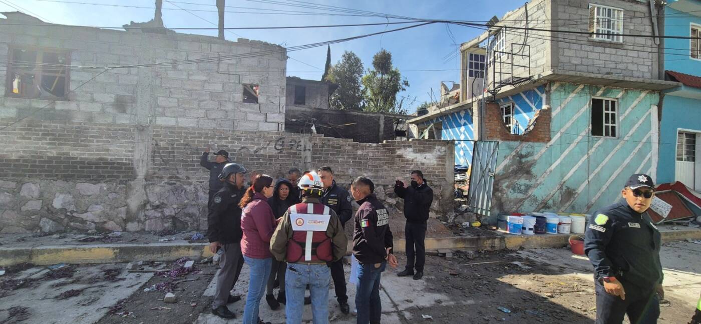 Coordinan Gobierno Federal, del Estado de México y del Municipio de Chimalhuacán atención a familias afectadas por explosión; Protección Civil retira material en viviendas dañadas