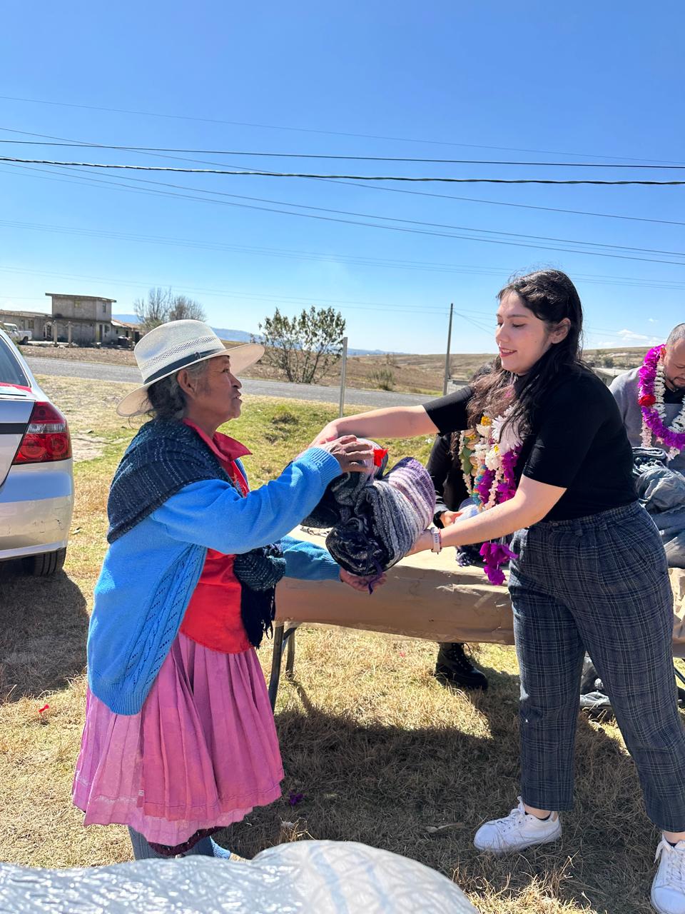 Entrega Asistencia Privada del EDOMEX cobijas a adultos mayores en comunidades mazahuas