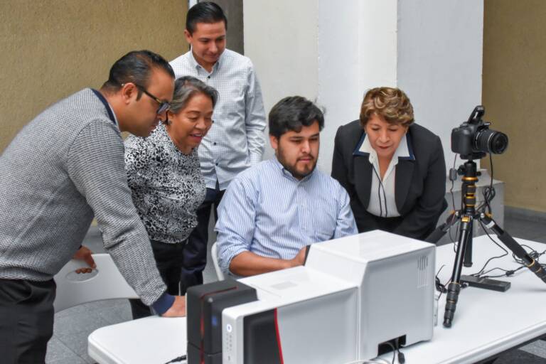 Tramita Gobernadora Delfina Gómez Álvarez su credencial como servidora pública del Gobierno del Estado de México